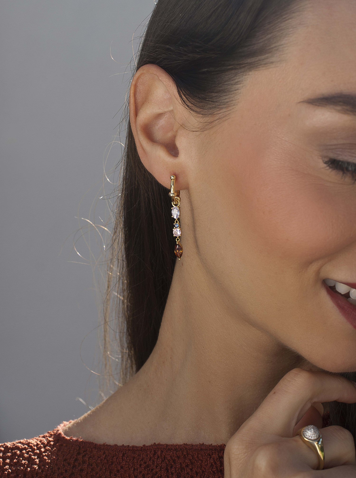 Pendientes de piedras de colores con tonos marrones