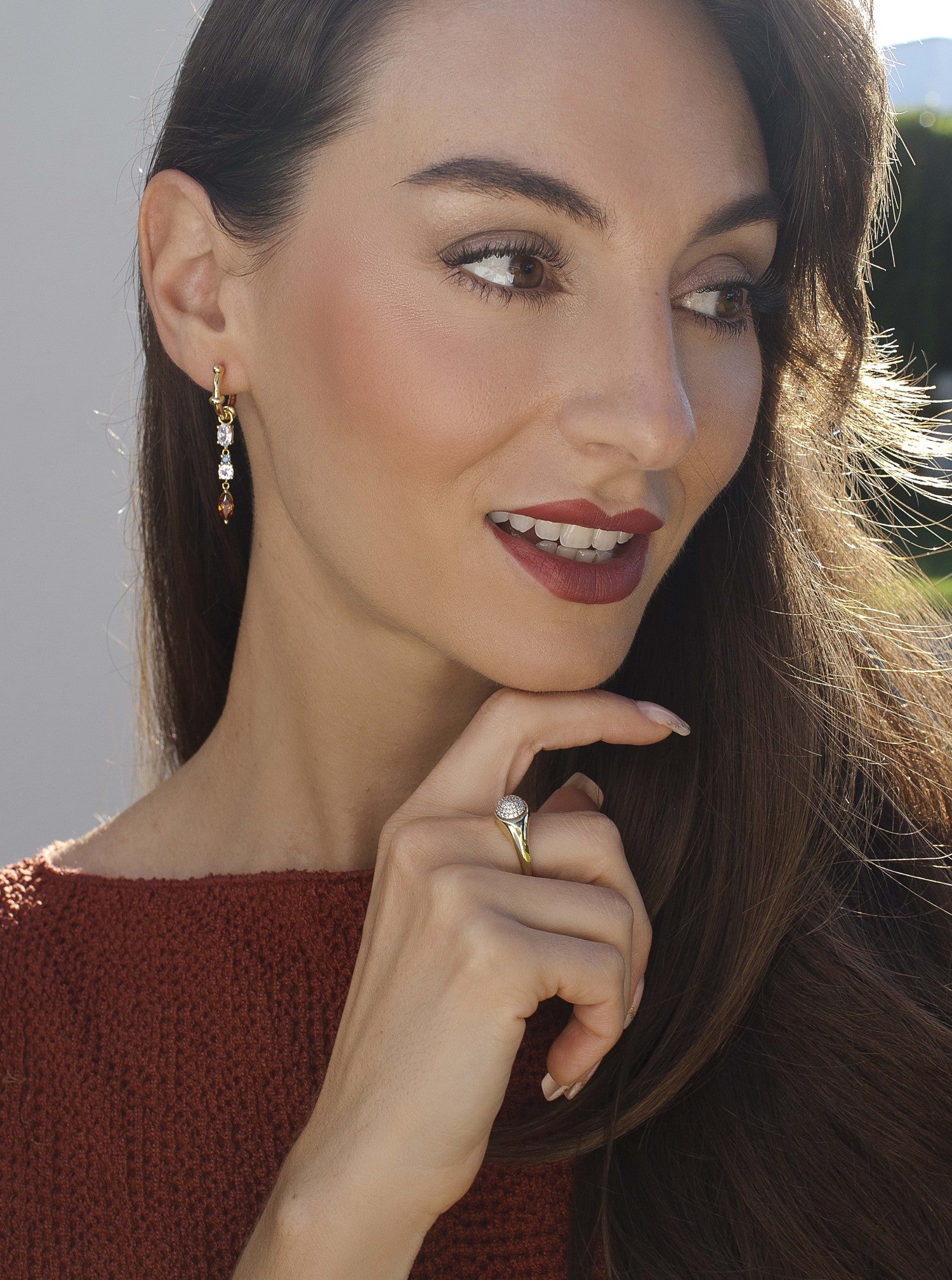 Pendientes de piedras de colores con tonos marrones