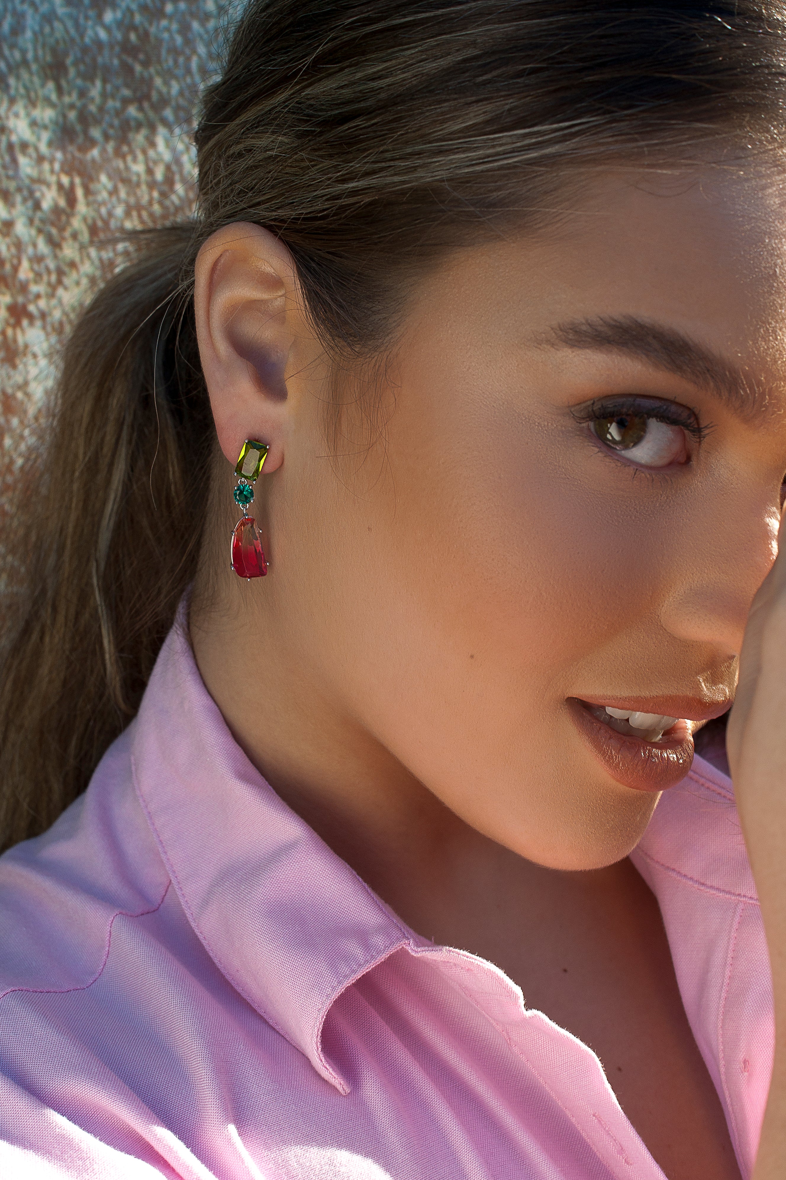 Pendientes de piedras de colores diseño colgante con movimiento