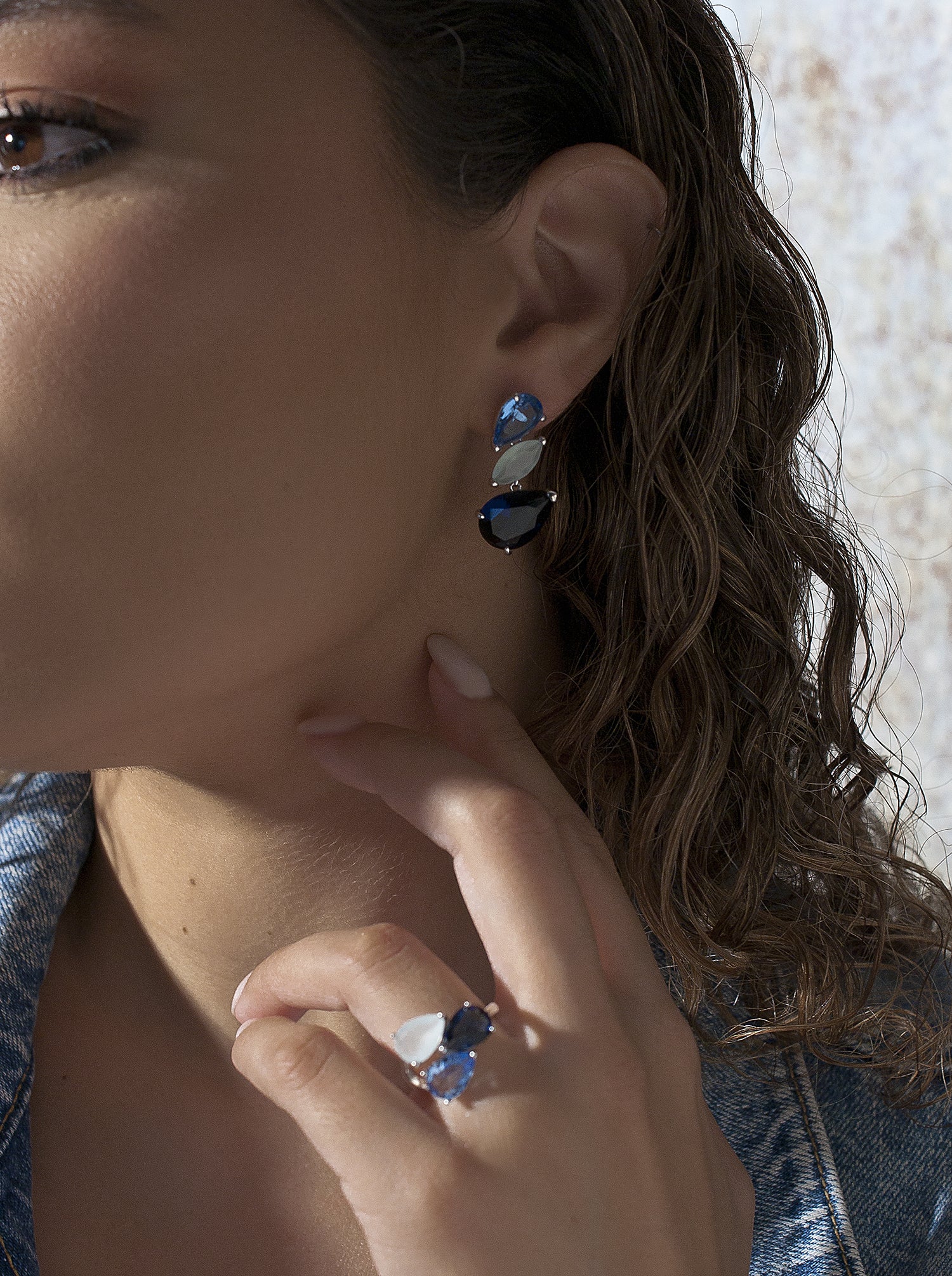 Boucles d'oreillescouleurs design tres gemmes tonalité bleu