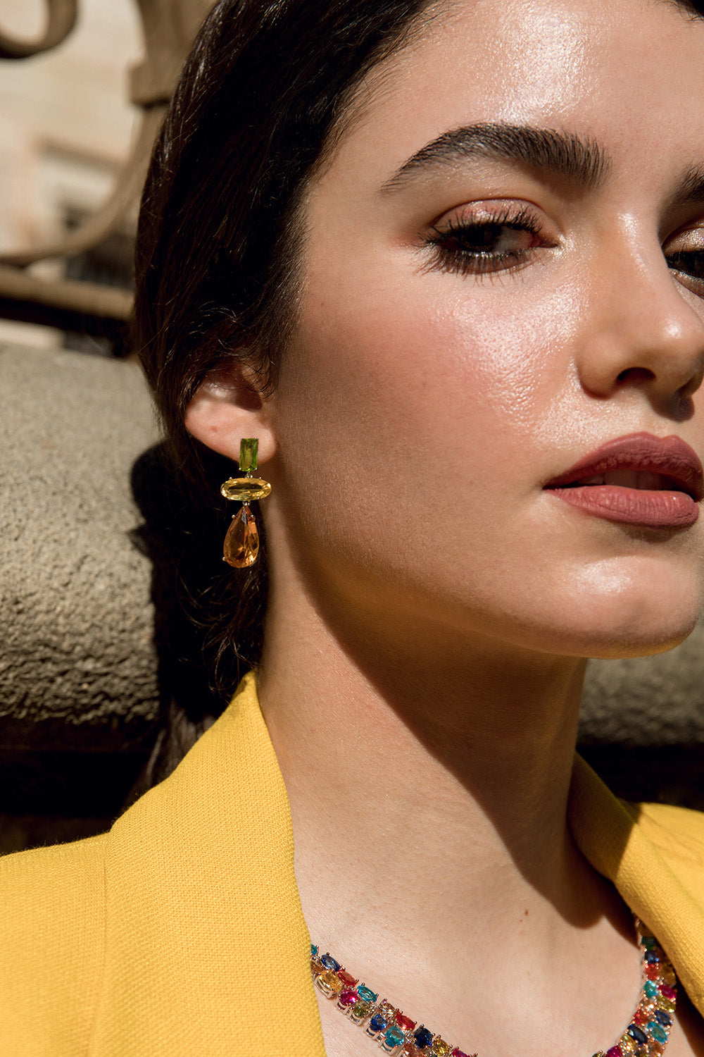 Boucles d'oreilles de pierres couleurs dans des tonalités chauds