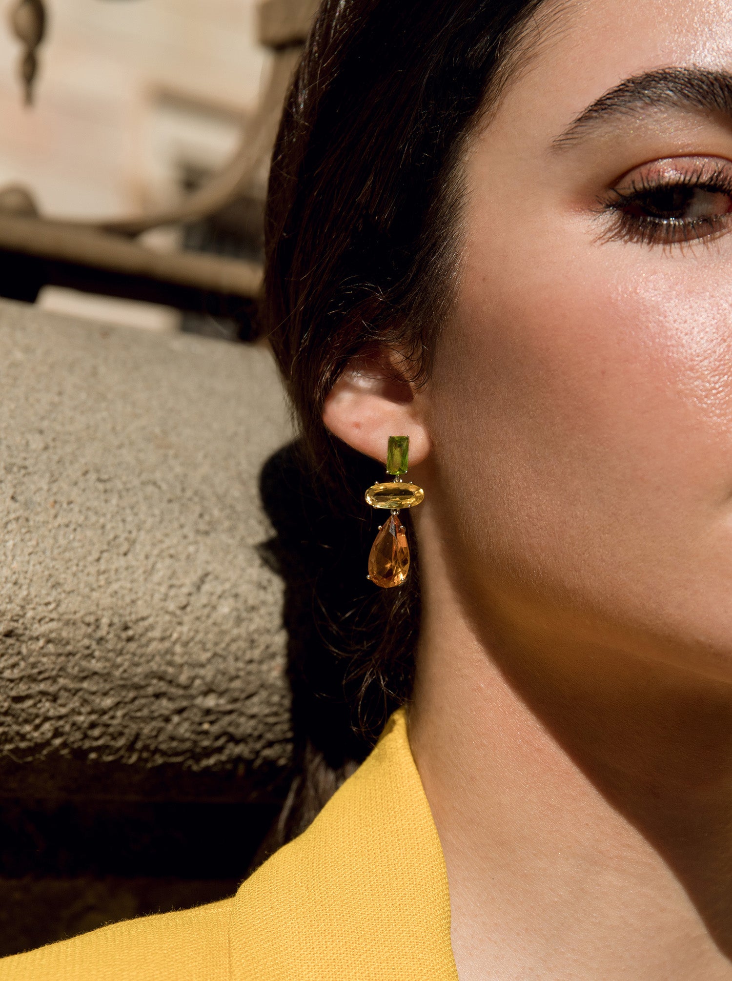 Boucles d'oreilles de pierres couleurs dans des tonalités chauds