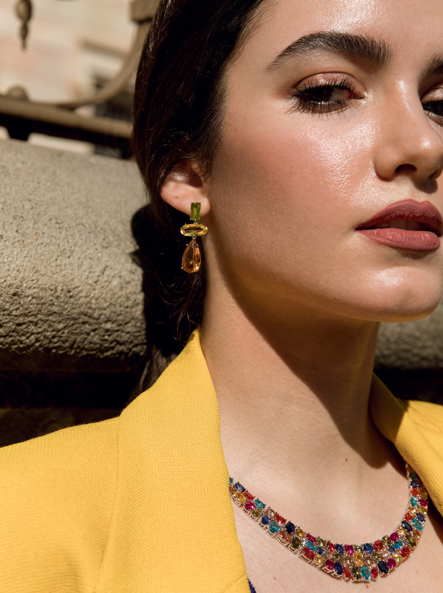 Boucles d'oreilles de pierres couleurs dans des tonalités chauds