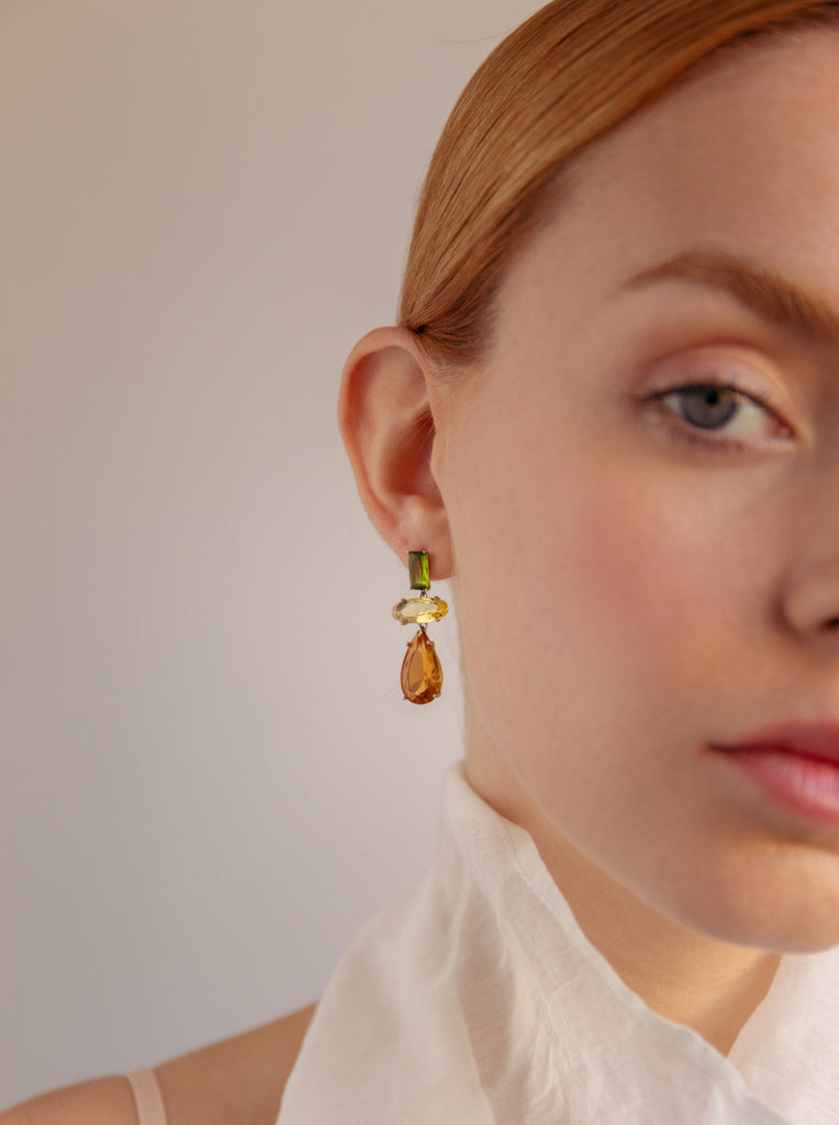 Boucles d'oreilles de pierres couleurs dans des tonalités chauds