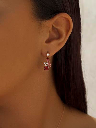 Pendientes de piedras de colores rojizos diseño compacto