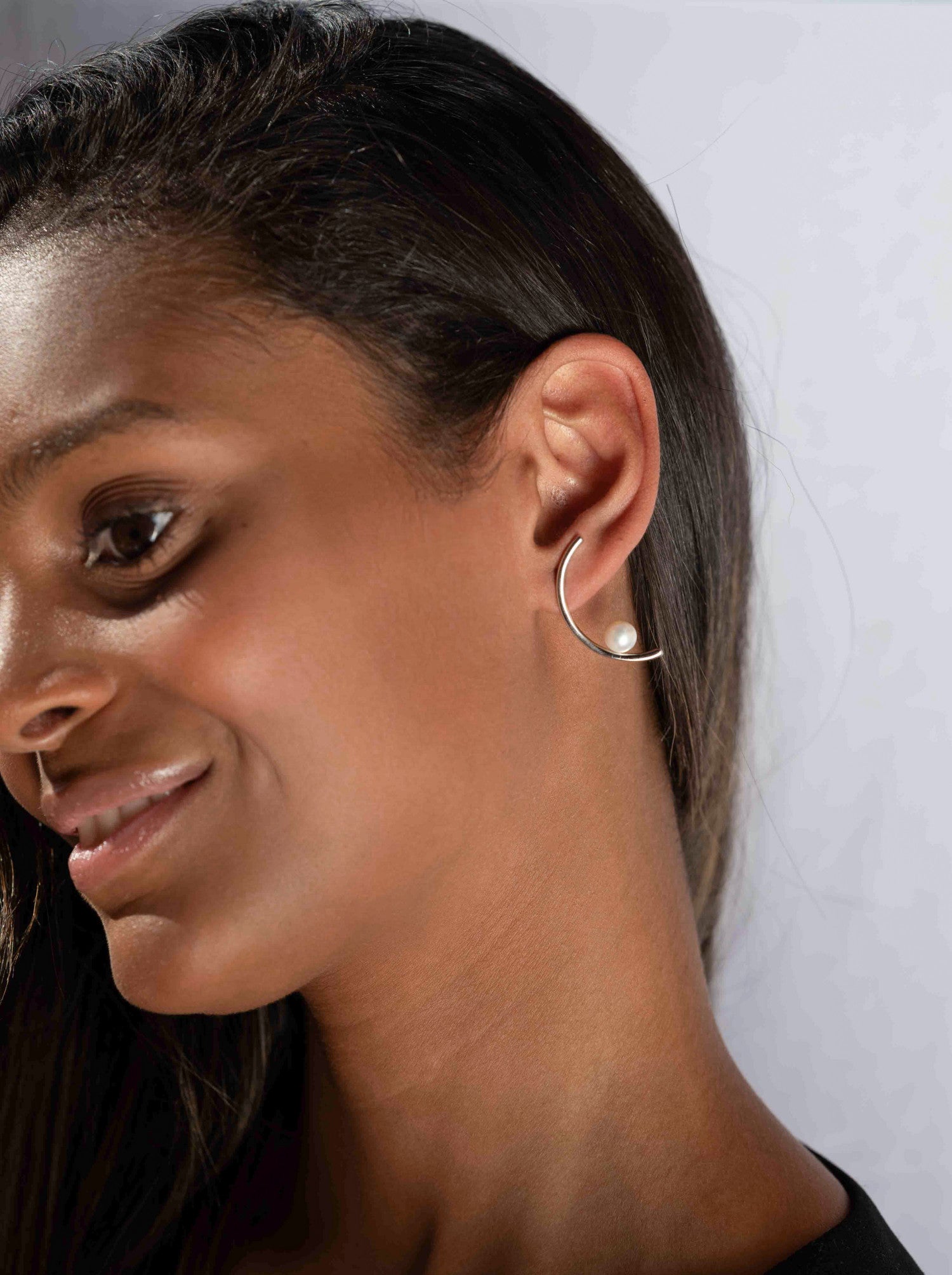 Pendientes de plata con perla diseño semicircular