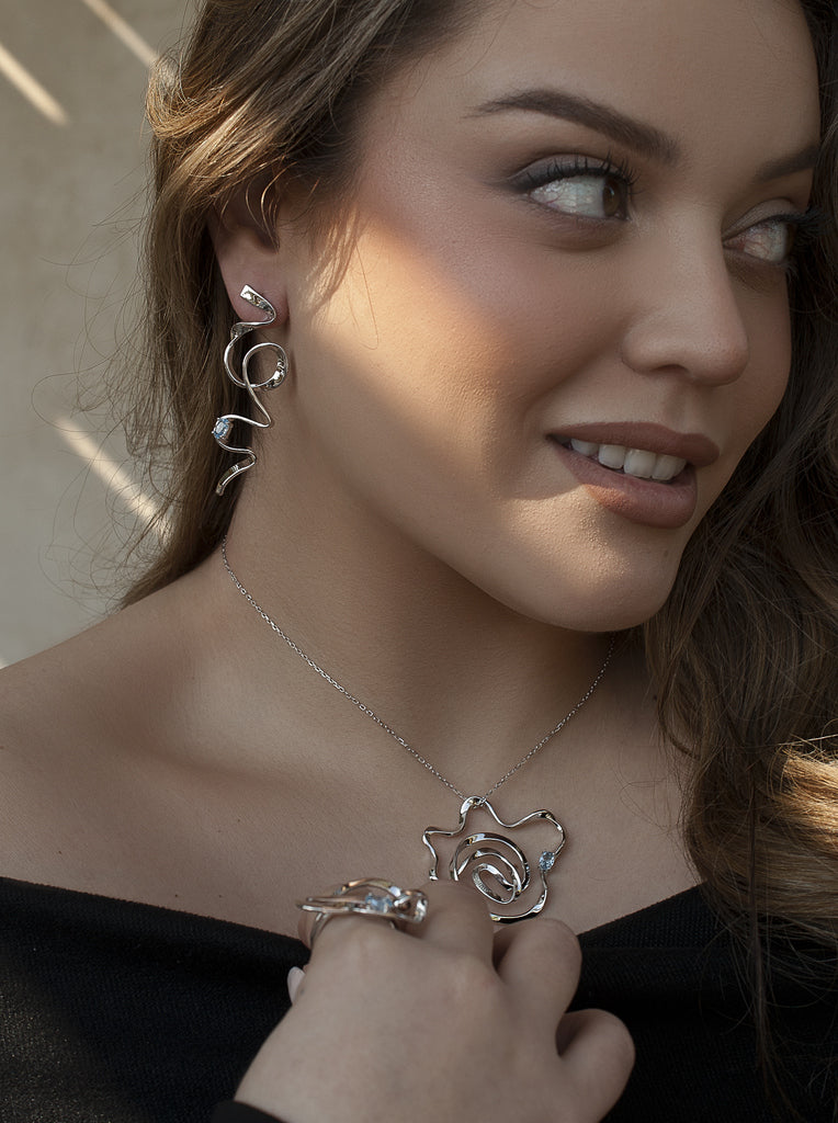 Pendientes de plata en espiral con piedra en tono azul