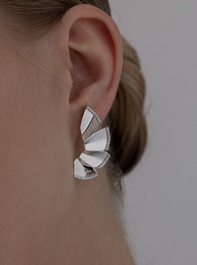 Pendientes de plata en forma de abanico con detalles de circonita