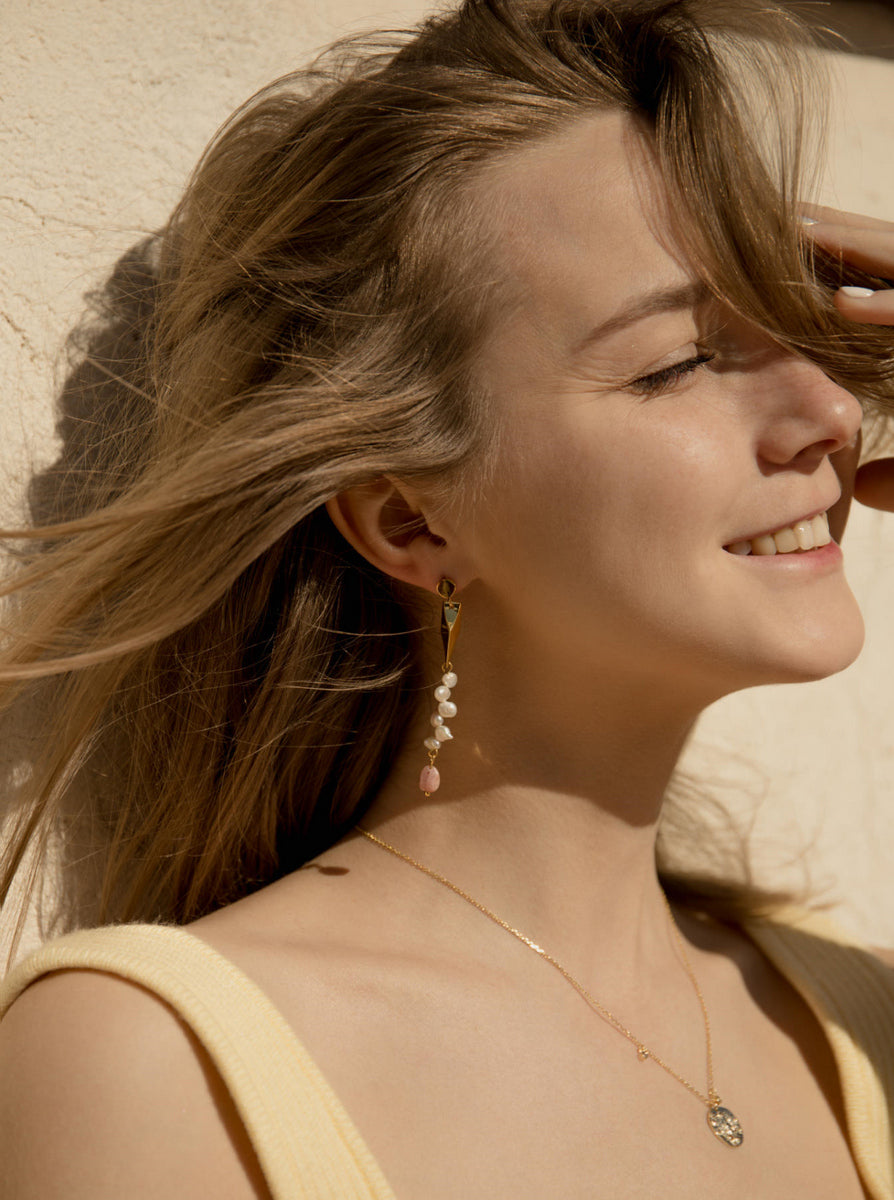 longs  boucles d'oreillesavec perles irrégulières et pierre rose