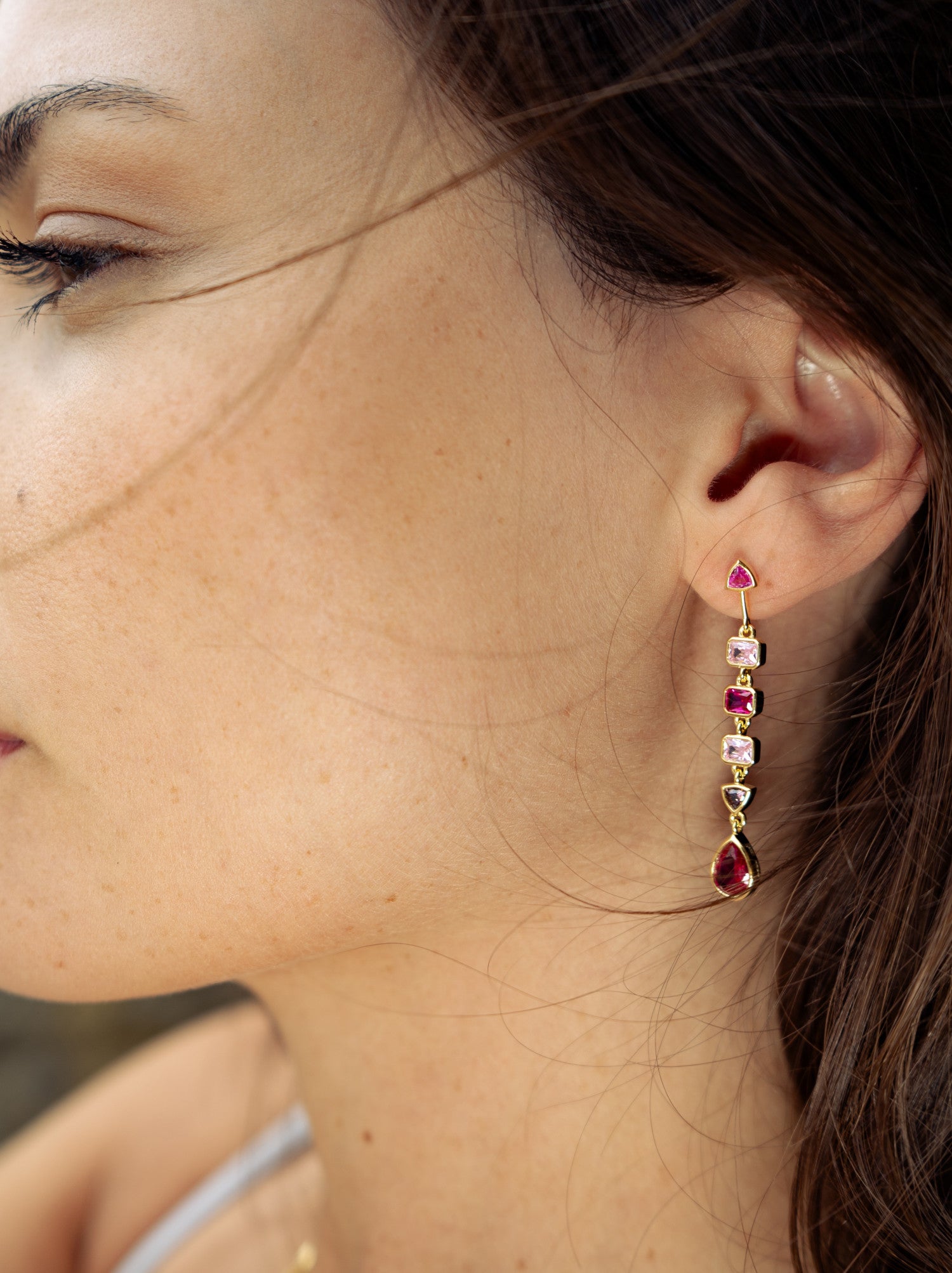 Pendientes largos con piedras diferentes formas en tonos rosa