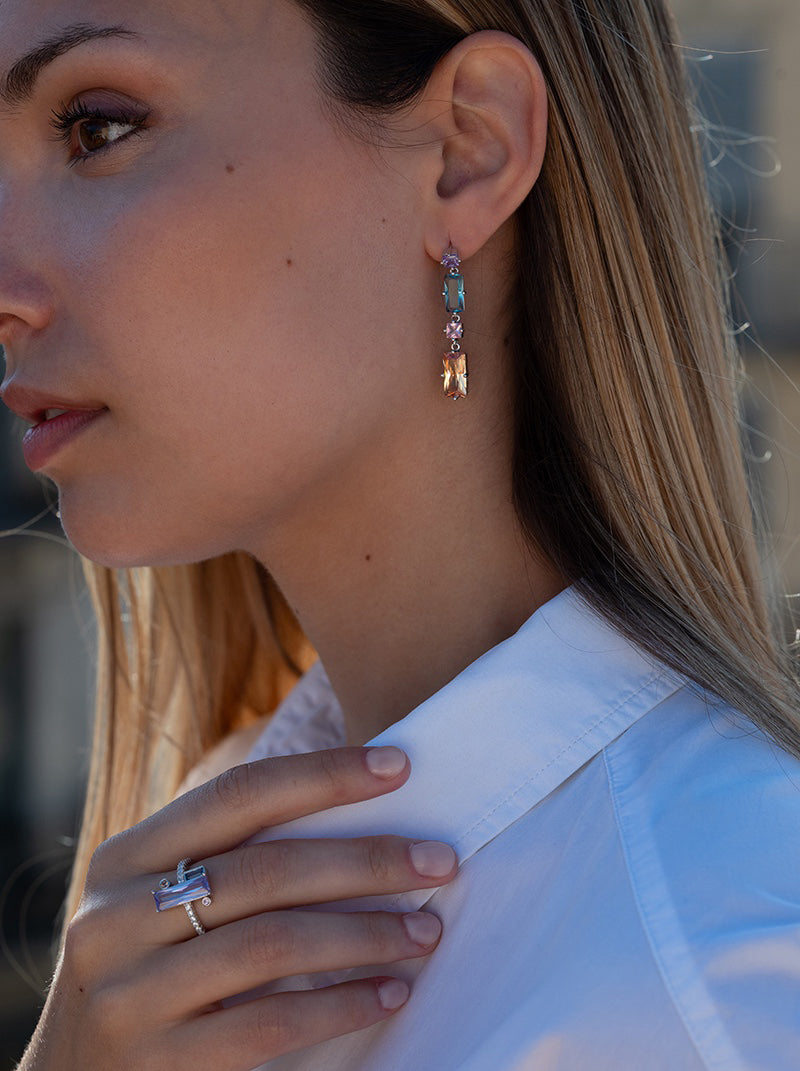 Pendientes largos con piedras en tonos cálidos