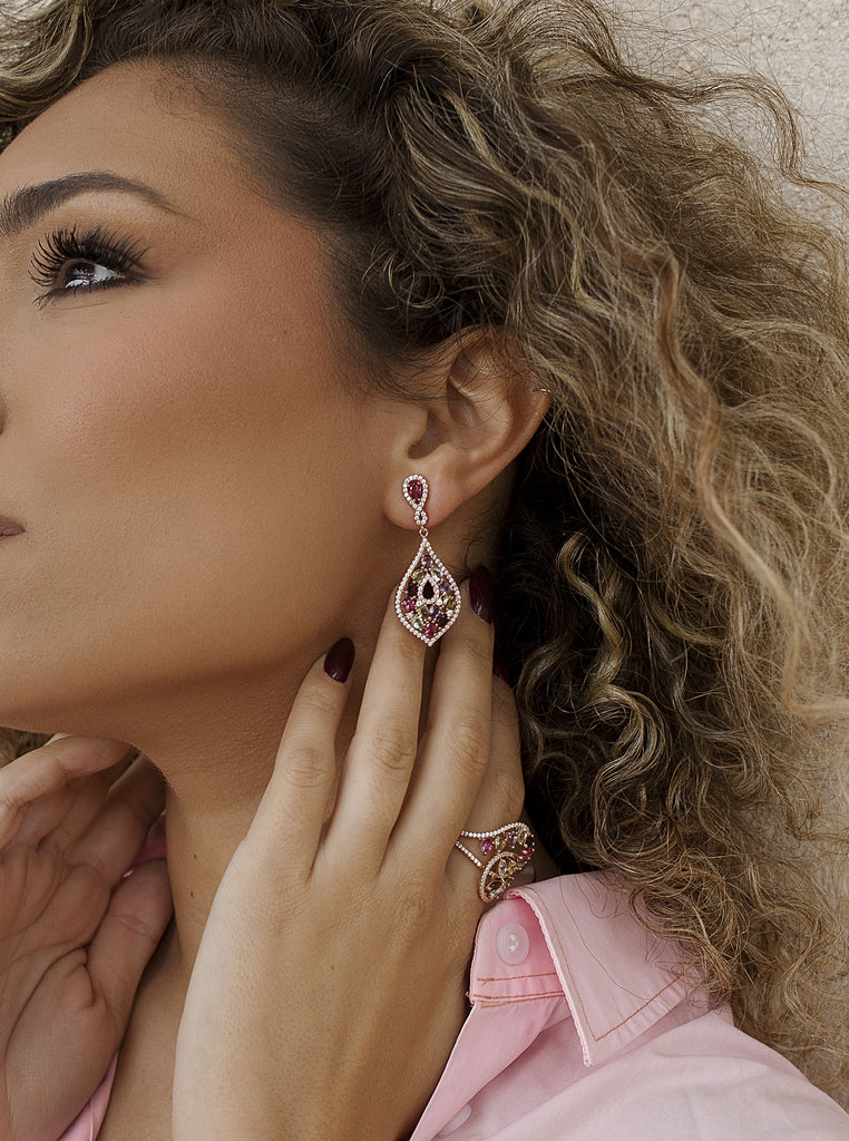 Pendientes largos con piedras multicolor de plata bañada en oro rosa