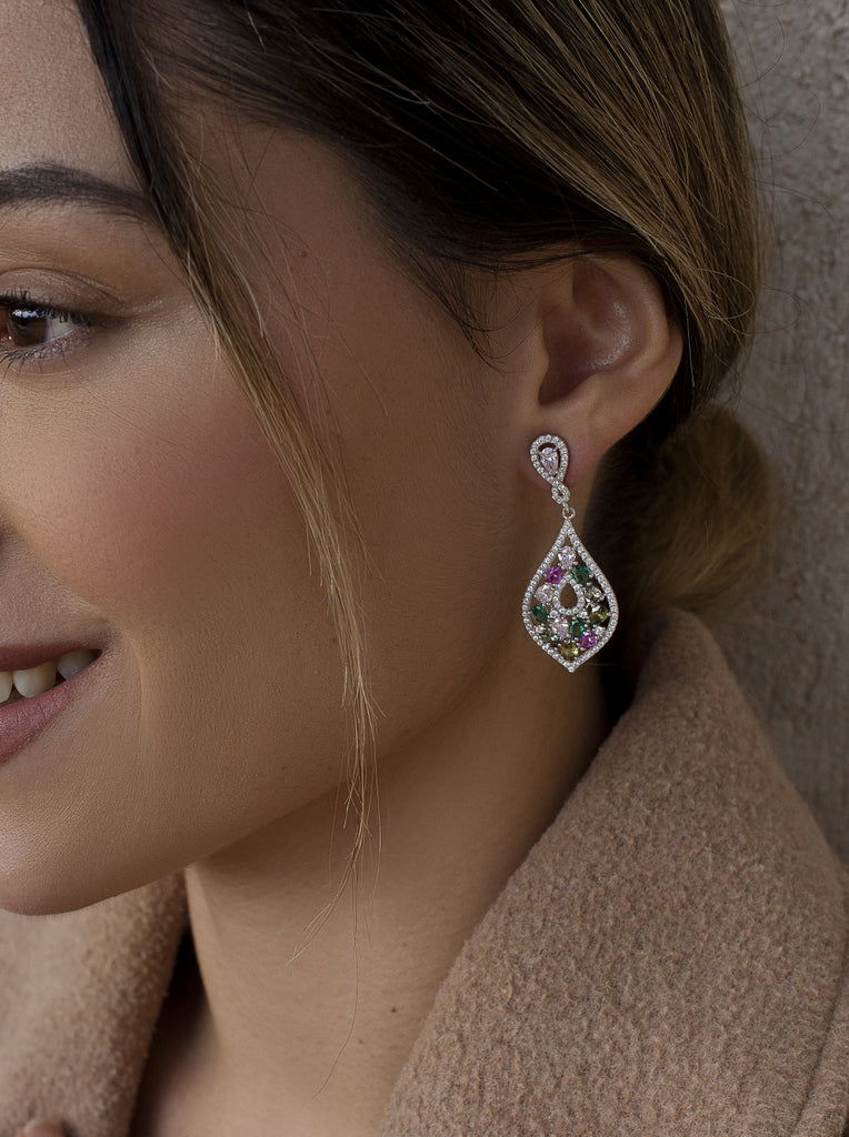 Pendientes largos con piedras multicolor en tonos calidos y circonitas