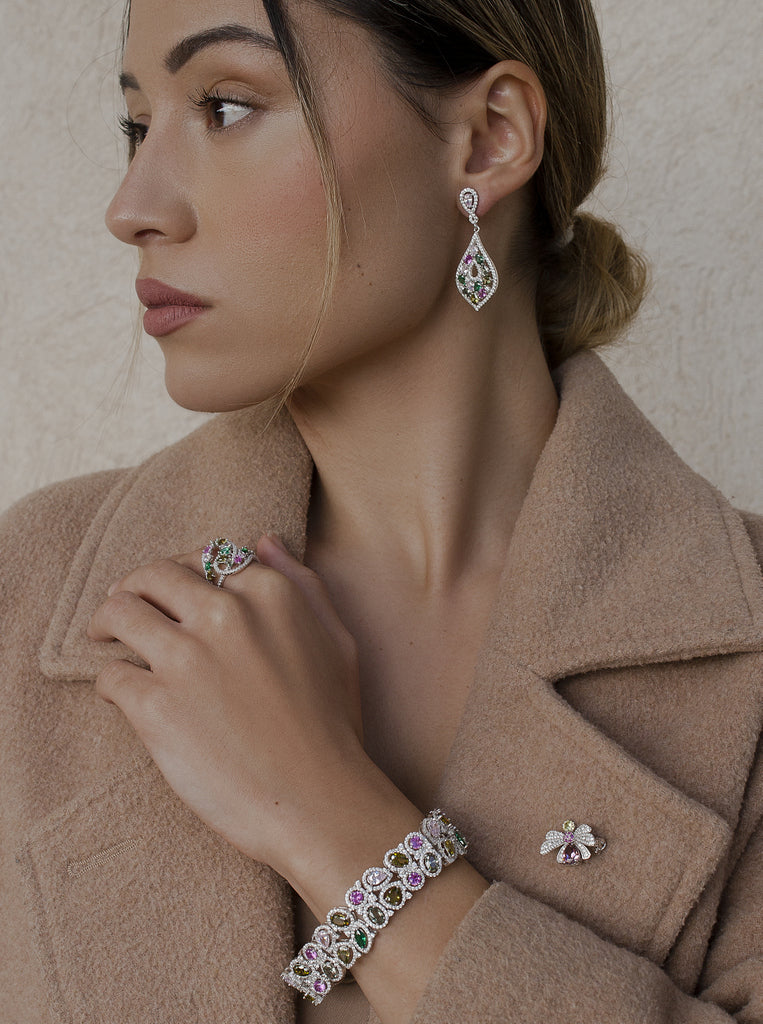 Pendientes largos con piedras multicolor en tonos calidos y circonitas