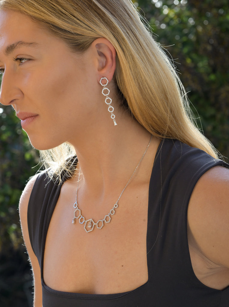 Boucles d'oreilles longs de design géométrique avec zircons