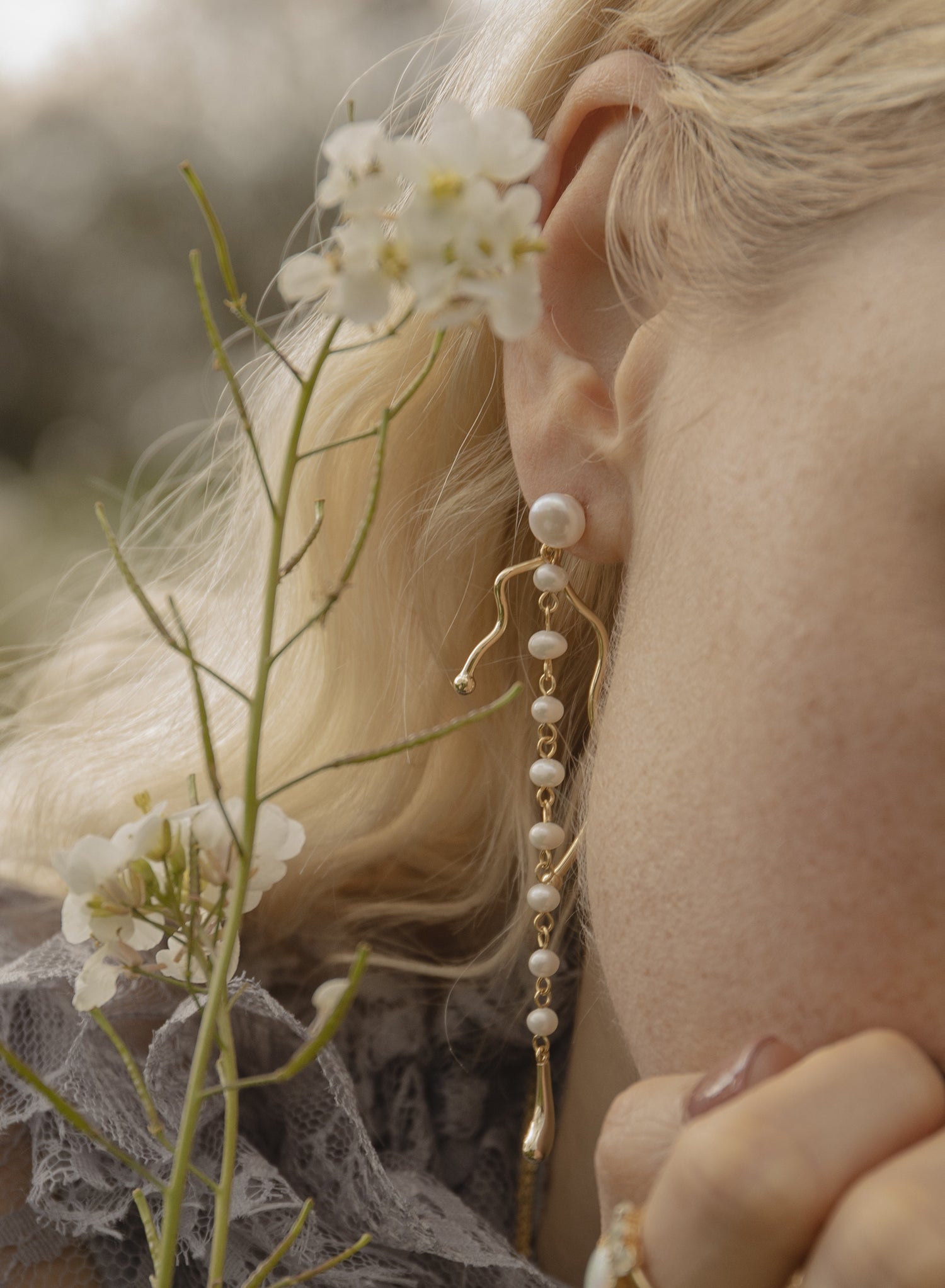 Pendientes largos de plata bañados en oro con raíl de perlas y finas lineas irregulares-LINEARGENT