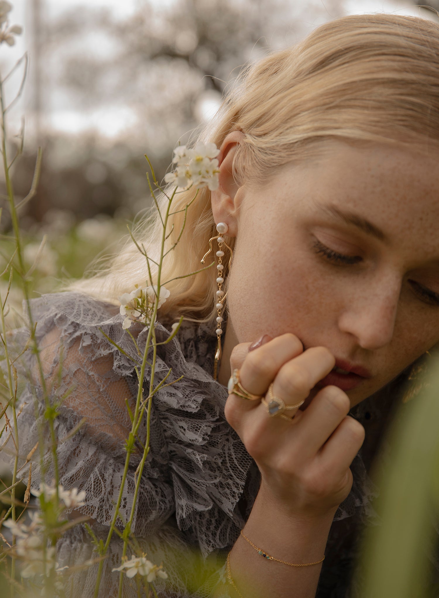 longs  boucles d'oreillesde argent plaqués  or  de perles et fines lignes irrégulières