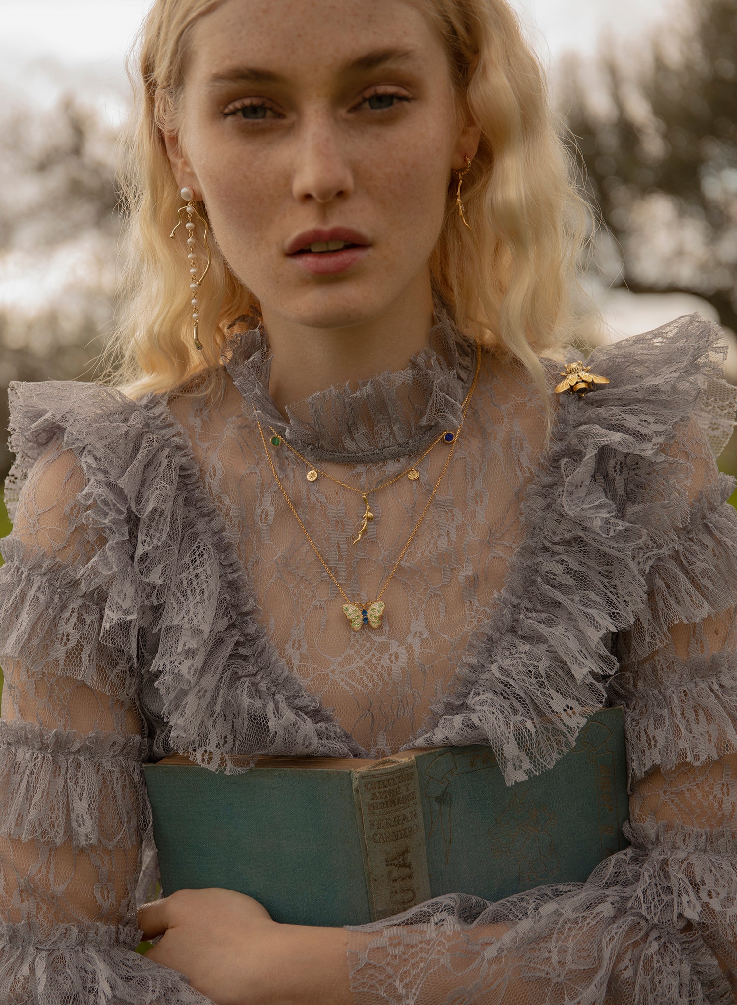 longs  boucles d'oreillesde argent plaqués  or  de perles et fines lignes irrégulières