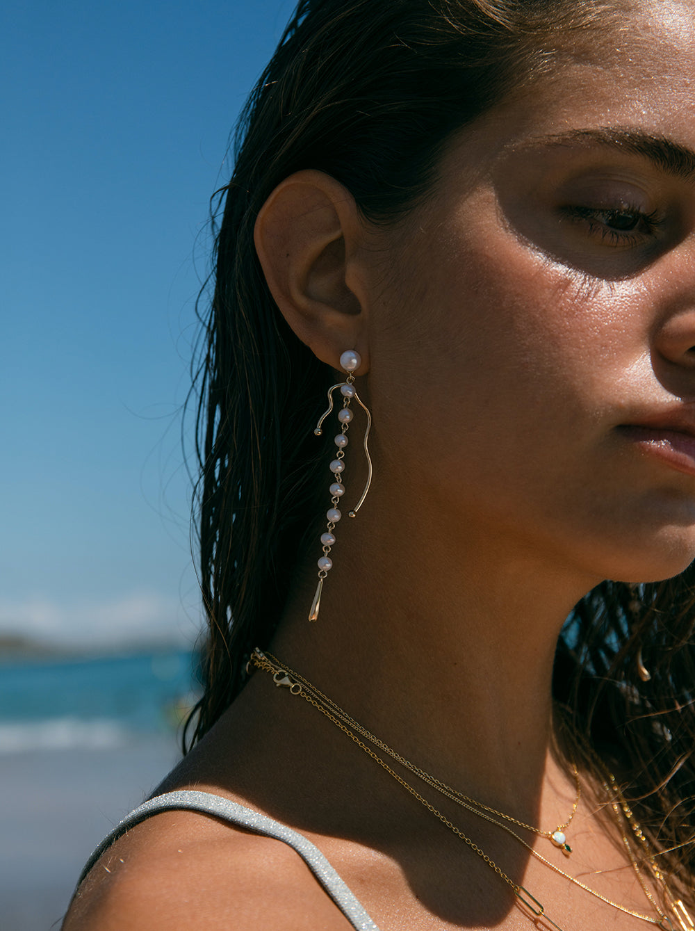 longs  boucles d'oreillesde argent plaqués  or  de perles et fines lignes irrégulières