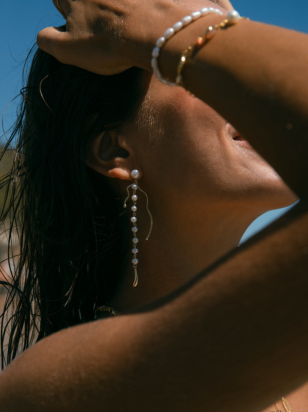 longs  boucles d'oreillesde argent plaqués  or  de perles et fines lignes irrégulières