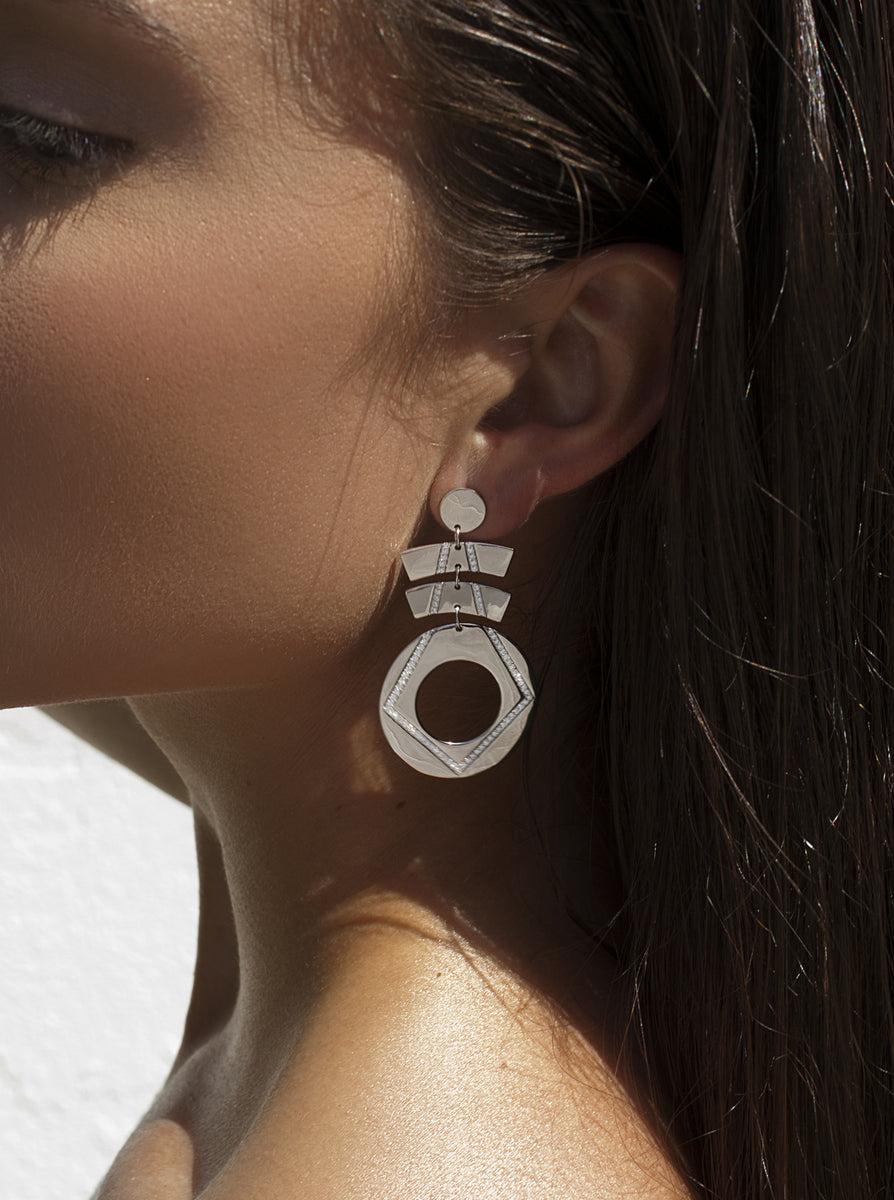 Boucles d'oreilles longs de argent avec zircons design géométrique