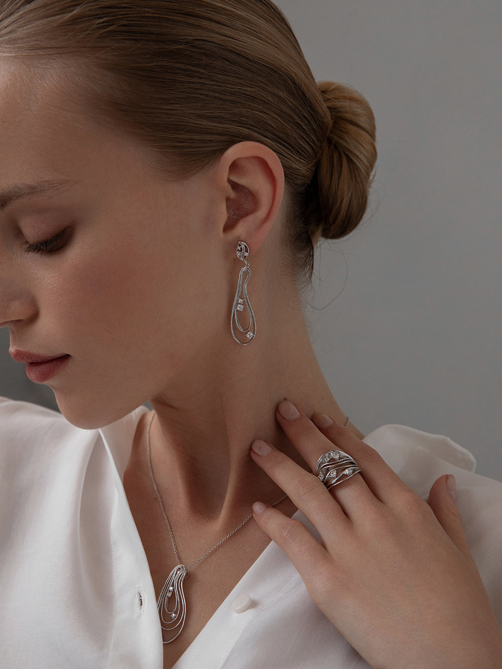 Boucles d'oreilles longs de argent avec design organique