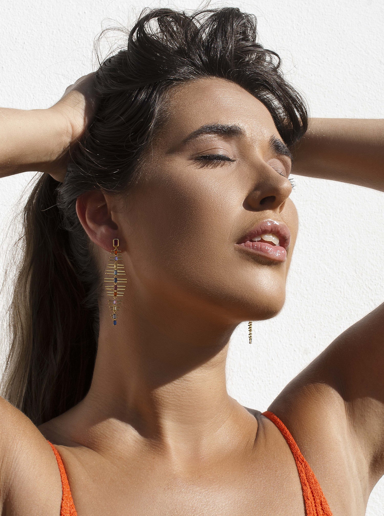 longs  boucles d'oreillesargent avec ligne de pierres centralmulticolore