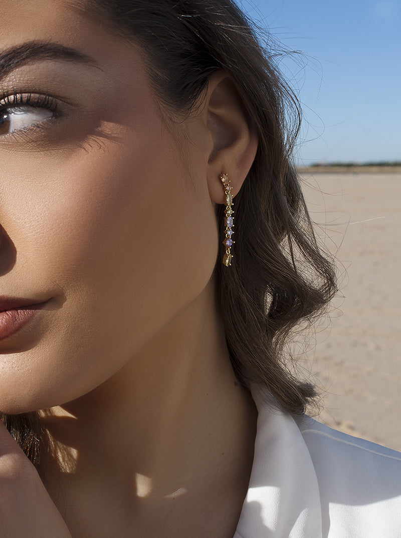 Pendientes largos de plata con piedras de colores tonos morados y amarillo