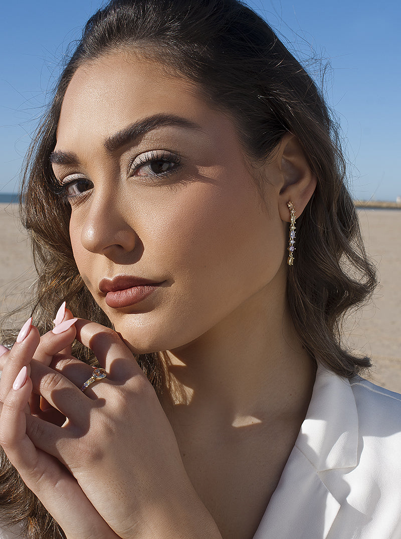 Pendientes largos de plata con piedras de colores tonos morados y amarillo