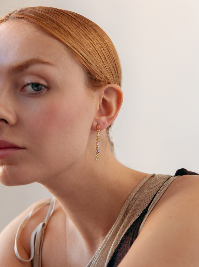 Pendientes largos de plata con piedras de colores tonos morados y amarillo