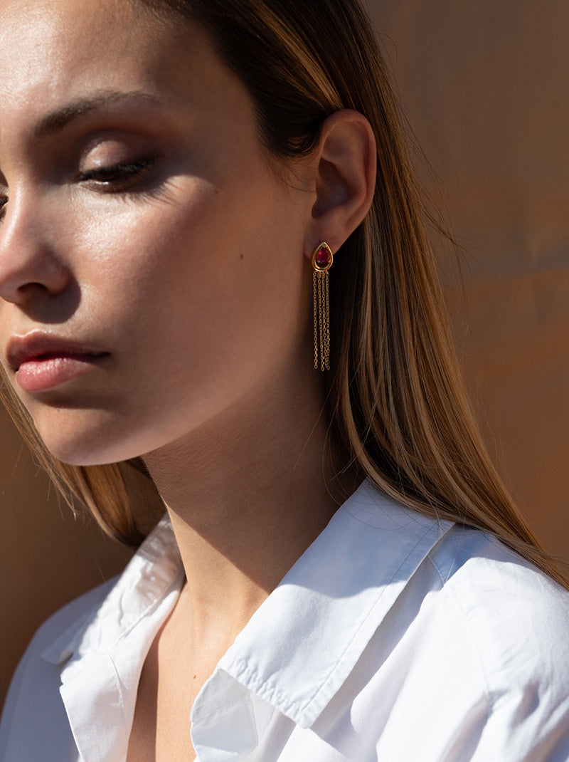 Pendientes largos de plata diseño cortina con gema rubí