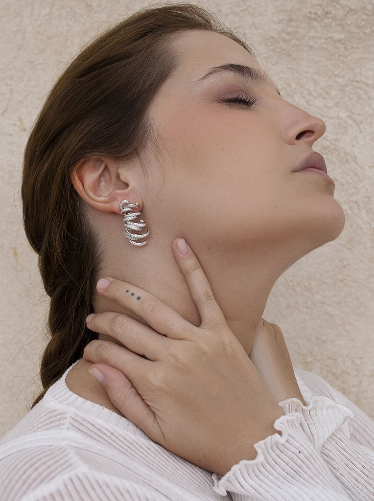 Pendientes largos de plata diseño original enredado y circonitas