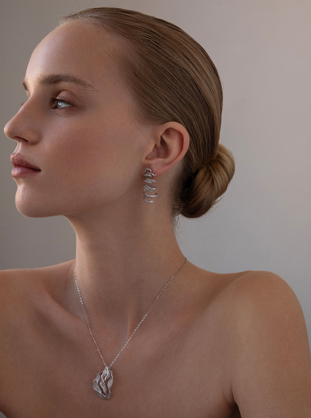 Pendientes largos de plata diseño original enredado y circonitas