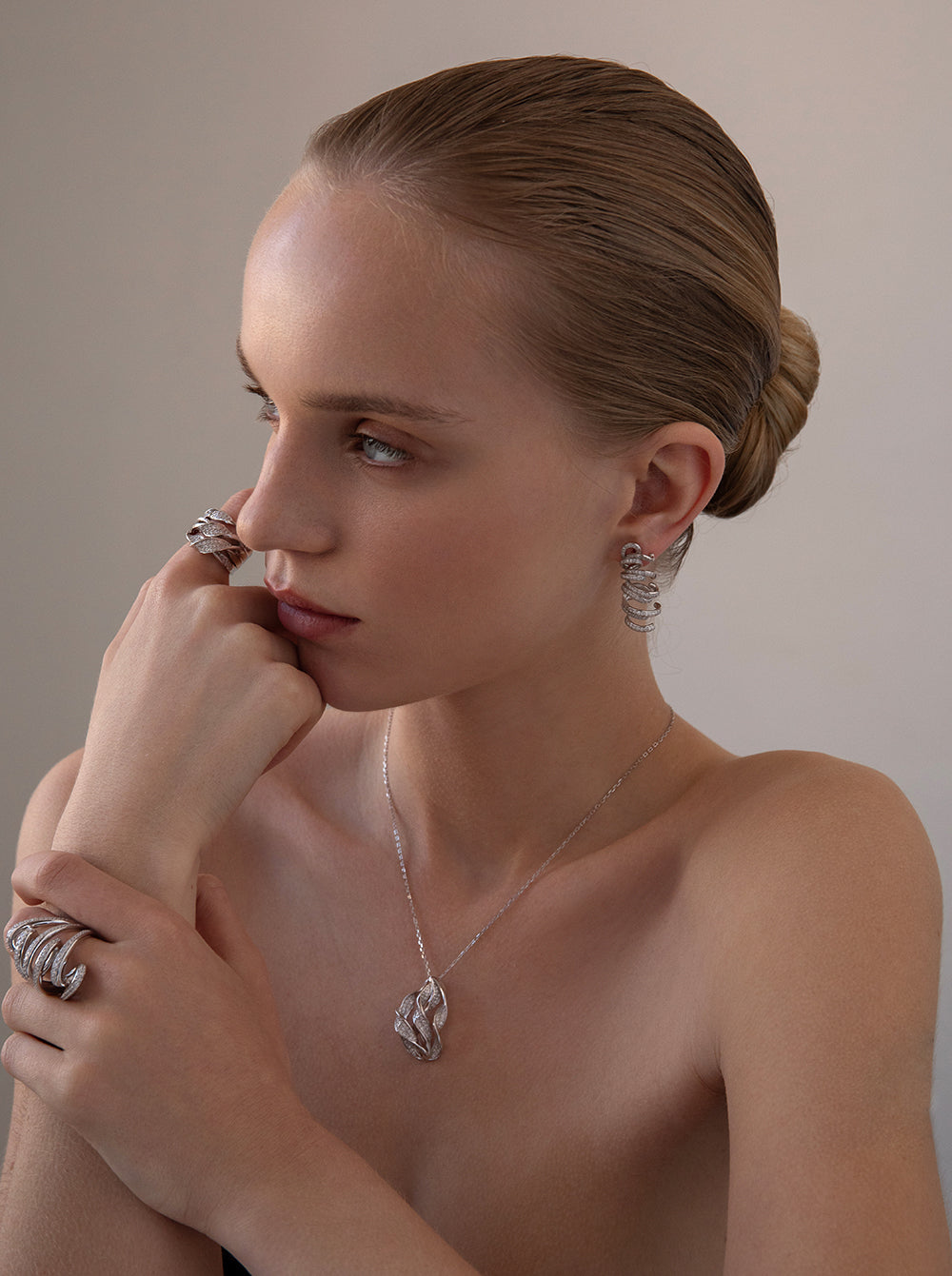 Pendientes largos de plata diseño original enredado y circonitas