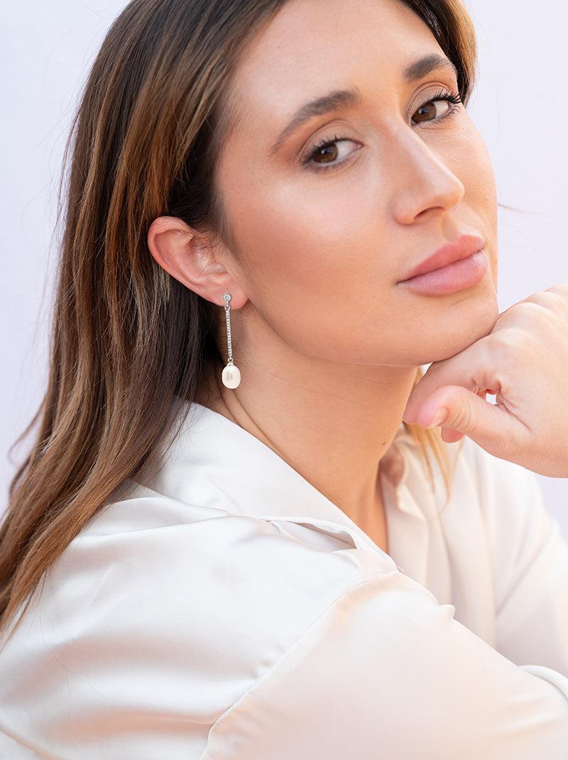 boucles d'oreilles longs de argent perles de agua dulce avec movement et detalle de zirconsLINEARGENT