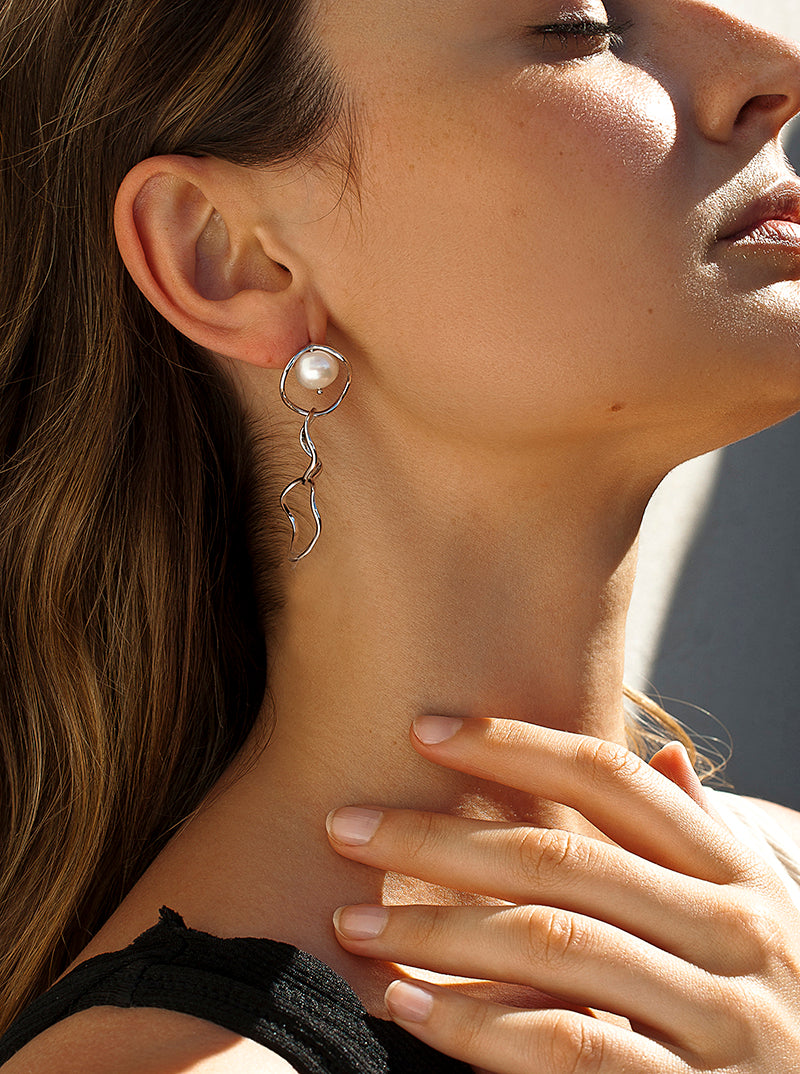 Pendientes largos detalle perla diseño de tres aros