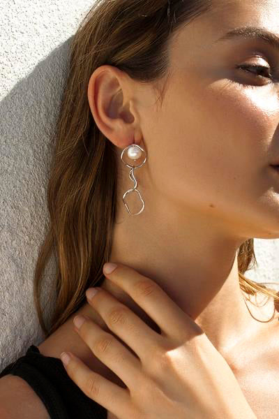 Pendientes largos detalle perla diseño de tres aros