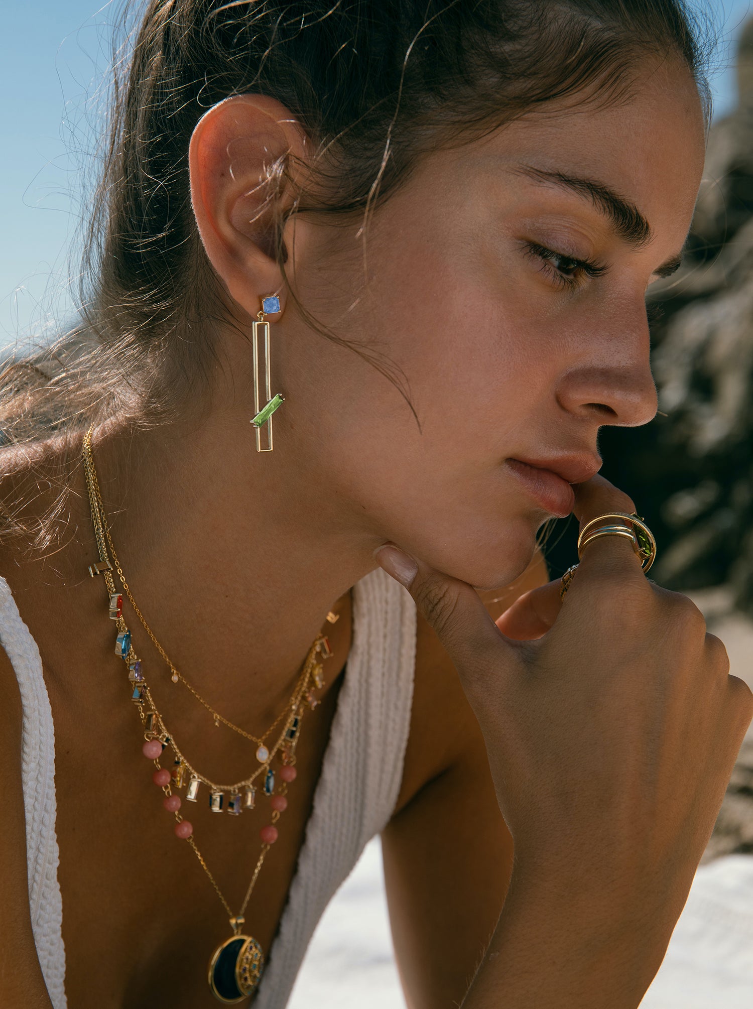 Pendientes largos diseño rectangular gemas tono pistacho-LINEARGENT