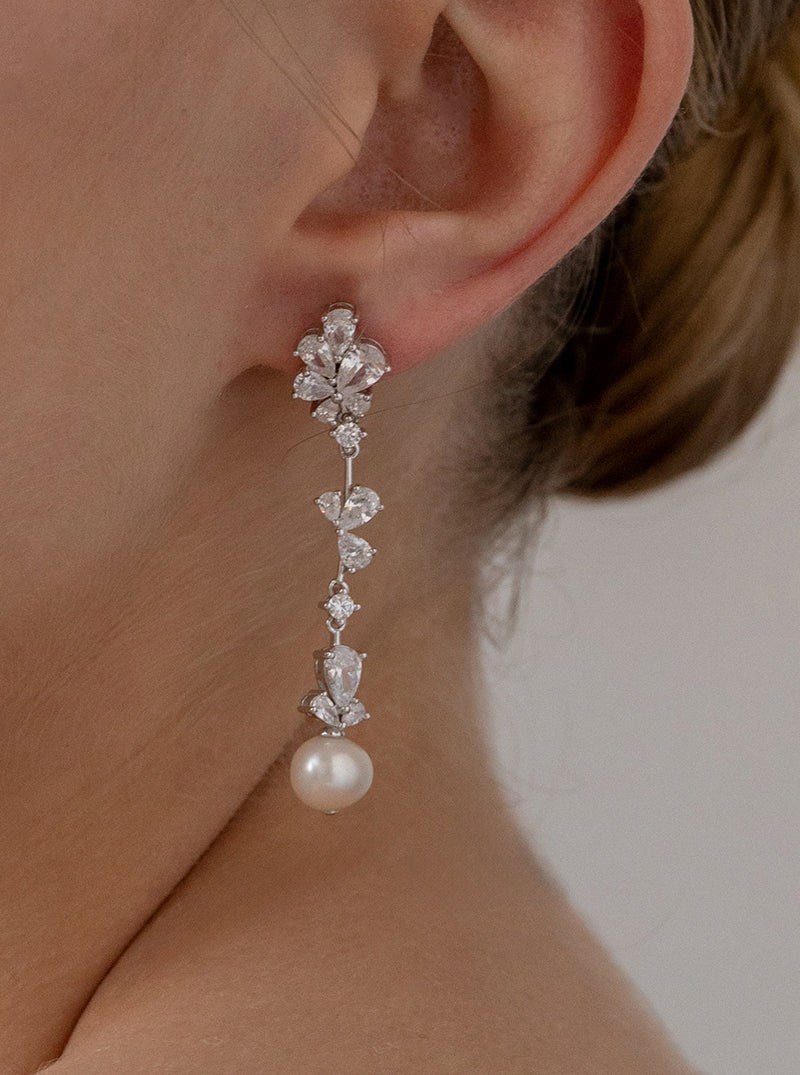 earrings bride long with zirconias and finished with a pearl in floral motifs