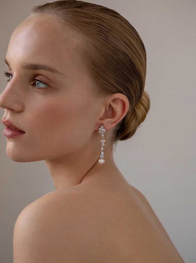 boucles d'oreilles mariée longs avec zircons et terminées avec une perle aux motifs floraux