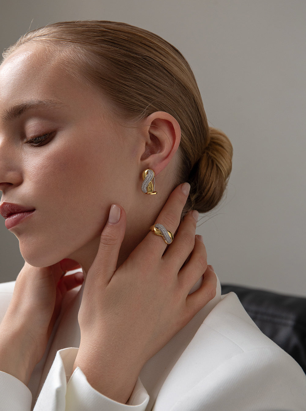 boucles d'oreilles oméga bicolore de argent avec zircons design lié