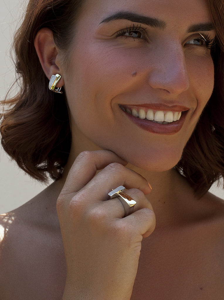 Boucles d'oreilles oméga bicolore de argent avec zircons design géométrique