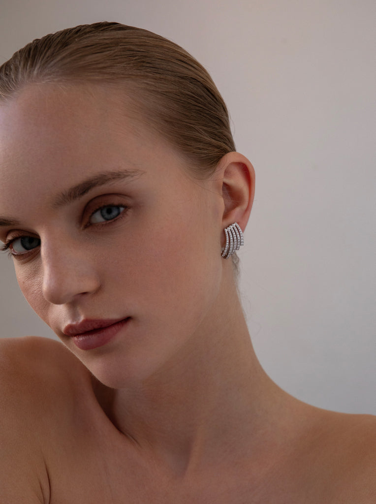 boucles d'oreilles originaux de design courbés avec zircons