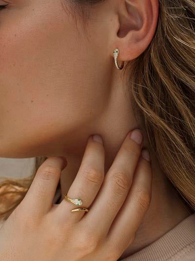 Pendientes originales de plata de silueta de serpiente con circonitas engastadas