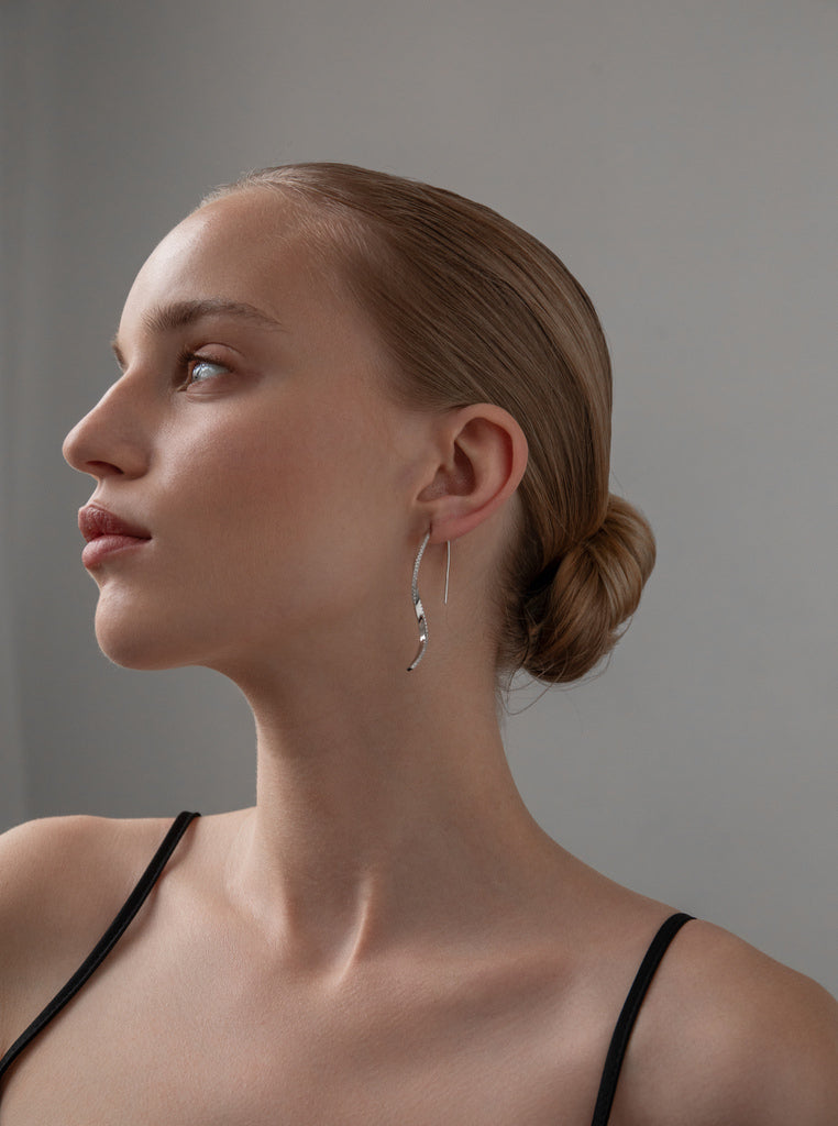 Pendientes originales de plata diseño minimalista y curvo