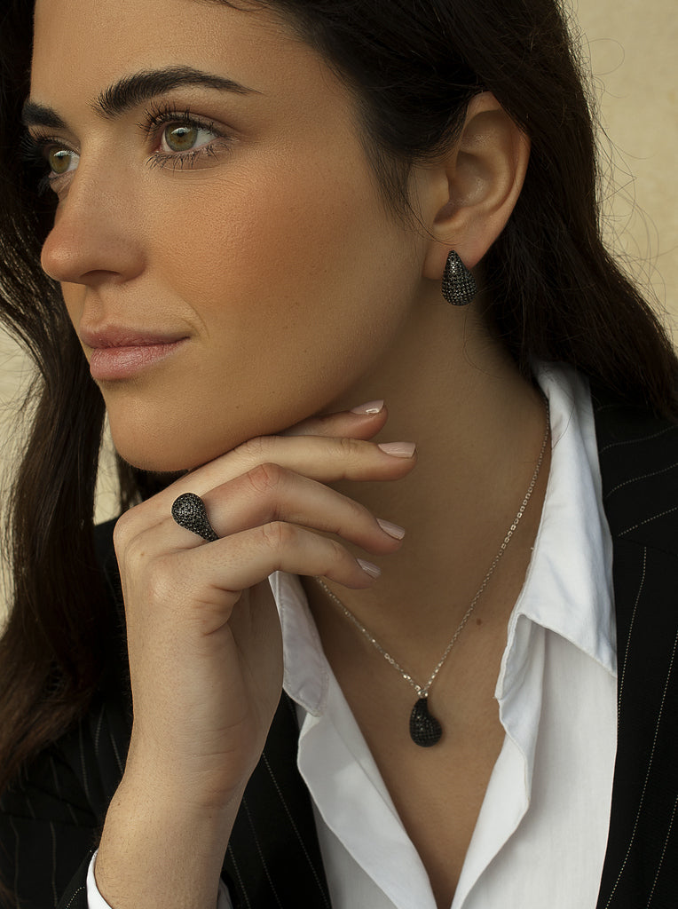 Pendientes originales de plata en forma de gota mini con circonita negra