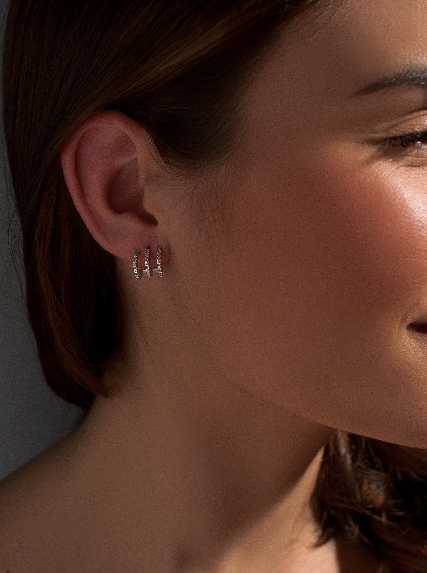 Pendientes originales diseño carril curvo de circonitas