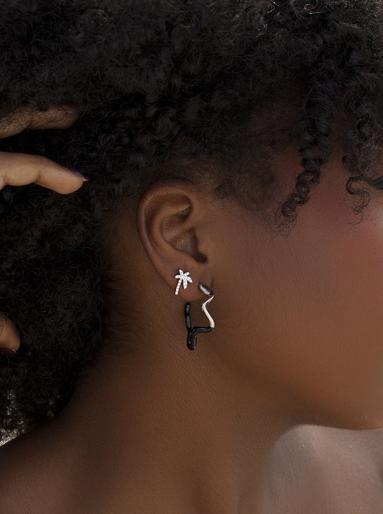 Pendientes originales diseño ondulado y esmalte negro