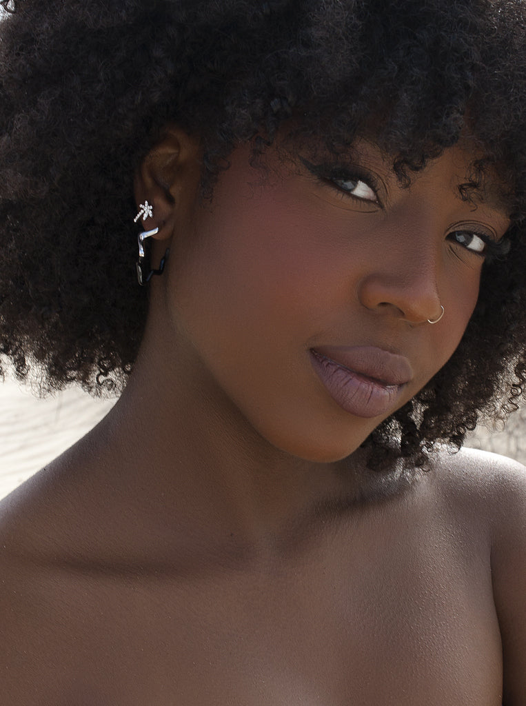 Pendientes originales diseño ondulado y esmalte negro