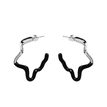 Pendientes originales diseño ondulado y esmalte negro